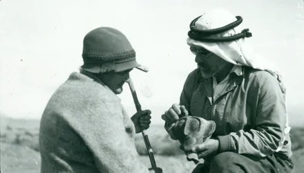 John Garstang montrant un calice en poterie Yahudieh à Mme Garstang, 1930